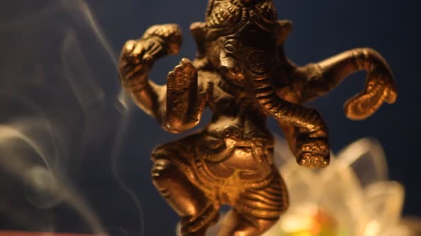 Ganesha Standbeeld Met Kaarslicht Wierook Rook Close — Stockvideo