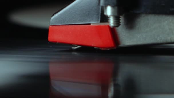 Tonearm Nål Närbild Med Spinning Svart Vinyl — Stockvideo