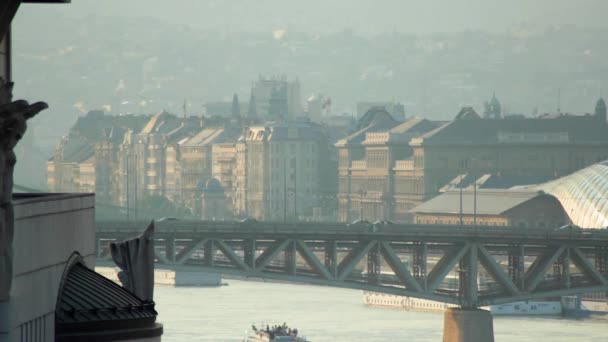 Överbrygga Och Bilar Panorama Budapest Med Trafikerar Över Överbryggar — Stockvideo