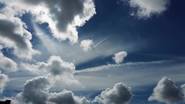 Dramatischer Himmelshintergrund Mit Weißen Wolken Und Flugzeugen — Stockvideo