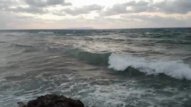 Winderige Chopy Zee Met Spetterende Golven Bij Zonsondergang — Stockvideo