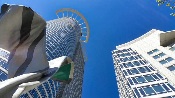 Frankfurt Ana gökdelen perspektif sokaktan yukarı bakıyor 01