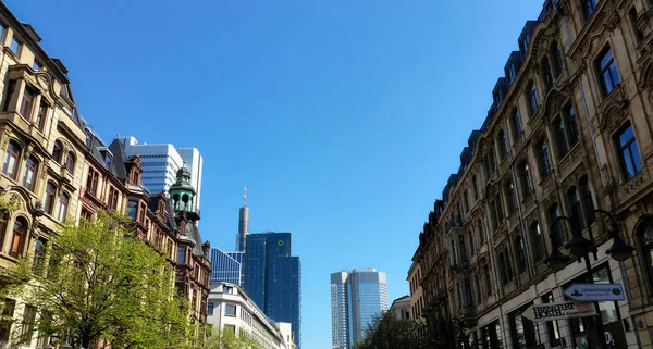 Frankfurt Ana gökdelen perspektifi sokaktan