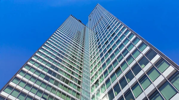 Frankfurt Ana gökdelen perspektif sokaktan yukarı bakarak 02