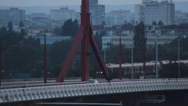 Doprava po mostě Rakoczi v Budapešti s auty a neidentifikovatelnými lidmi 