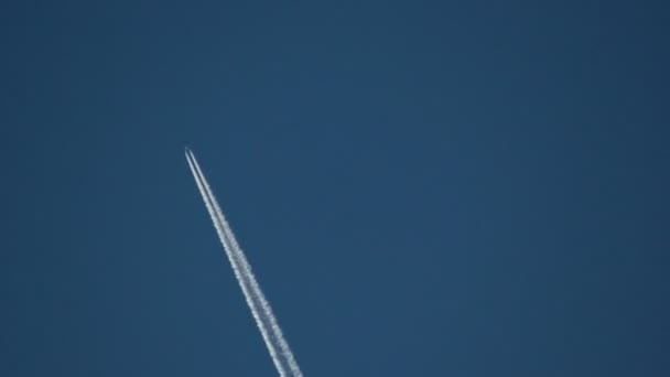 商用飞机在高空快速飞过 留下痕迹 — 图库视频影像