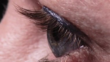 Mavi gözlü kadın makroyu kapat ve 12 'yi parlat.