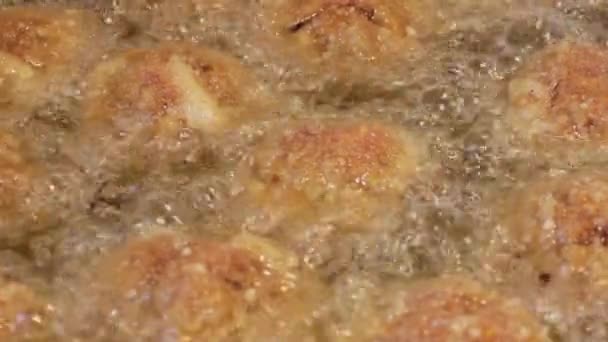 Freír Albóndigas Aceite Caliente Cocina Casa — Vídeos de Stock