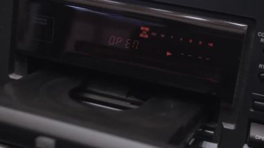 Boş bir cd diski cd kaydedicisine ekleme ve tepsiyi kapatma