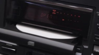 Beyaz boş diskli bir cd tepsisini açma ve kapatma 