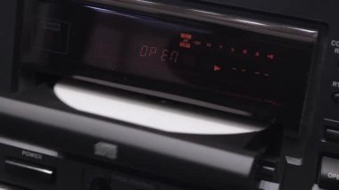 Cd tepsisini açma ve boş beyaz disk çıkarma ve tepsiyi kapatma