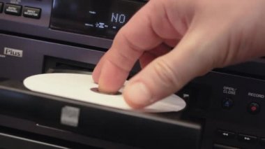 Boş bir cd diski cd kaydedicisine ekleme ve tepsiyi kapatma 2