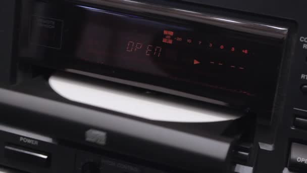 Ouvrir un plateau de cd et sortir un disque blanc vierge et fermer le plateau 