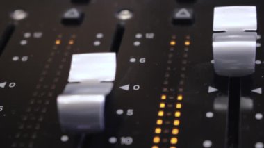 Stüdyo 2 bir ses karıştırma masasında Faders