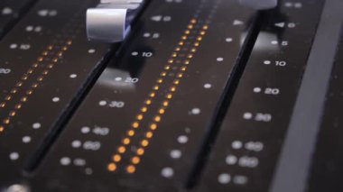 Ses düzeyleri ile stüdyoda bir ses karıştırma masasında Faders