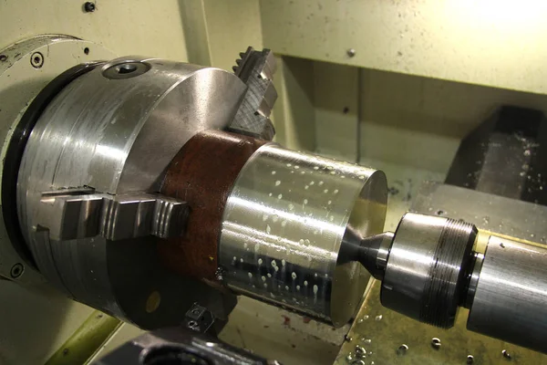 Cnc Metal Torna Makinesi Çalıştırılıyor — Stok fotoğraf