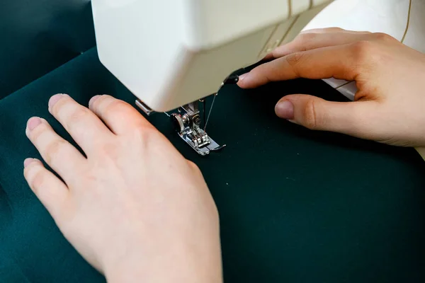 10代の少年は 家庭でミシンをかけ 手を閉じて縫うことを学ぶ コンセプト 男女共同参画 トレーニング 新しいスキル — ストック写真