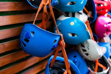 Oyun parkında renkli miğferler ip çekimi için.