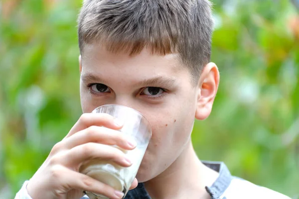 Pojke Dricker Mjölk Glas Porträtt Fokus Ögon — Stockfoto