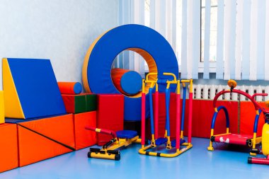 ROSTOV-ON-DONU, Rusya - 4 Nisan 2019, anaokulundaki spor aktiviteleri için çeşitli çocuk ekipmanları