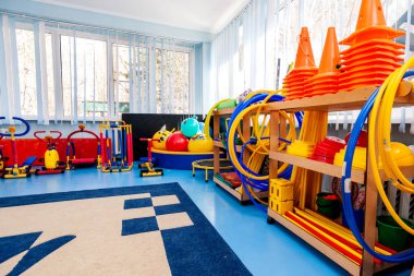 ROSTOV-ON-DONU, Rusya - 4 Nisan 2019, anaokulundaki spor aktiviteleri için çeşitli çocuk ekipmanları