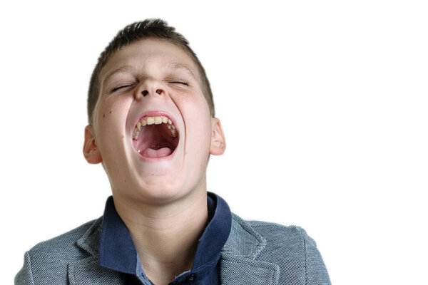 Портрет подростка на сером фоне, крупным планом, улыбающегося, изолированного
