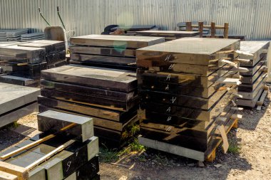 Depoda mezar taşı yapmak için mermer ve granit levhalar.