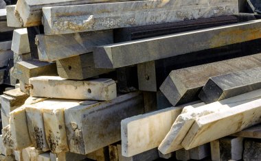 Mezar taşı yapmak için mermer ve granit depoda. 