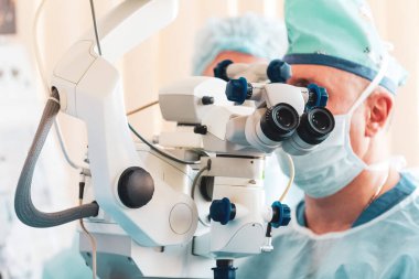 Doktor - göz doktoru ameliyatta ameliyat yapıyor.