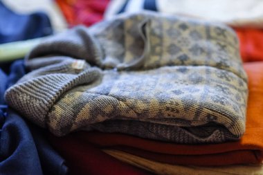 Süslü ve desenli yün kazaklar örüyorlar. Konsept - Kıyafetlerdeki etnik düzen.