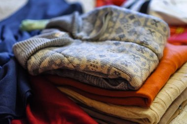 Süslü ve desenli yün kazaklar örüyorlar. Konsept - Kıyafetlerdeki etnik düzen.