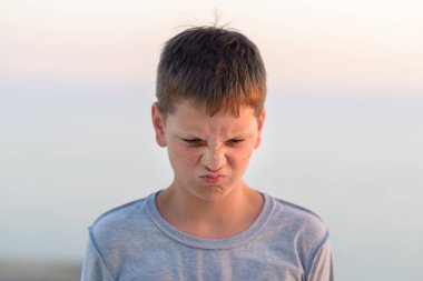 Surat asan bir çocuğun portresi, yakın çekim, bronzlaşma, akşam fotoğrafı..