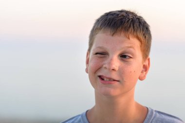 Surat asan bir çocuğun portresi, yakın çekim, bronzlaşma, akşam fotoğrafı..