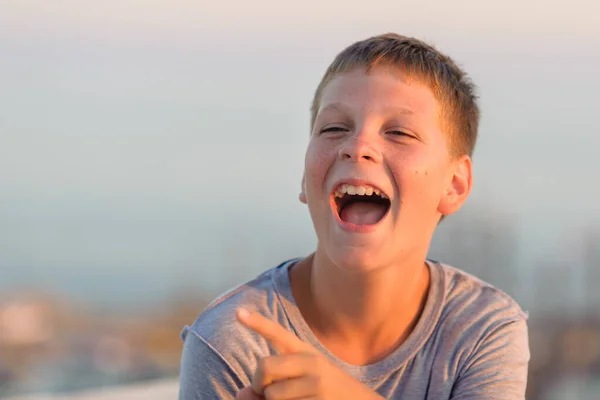 笑っている少年の肖像 クローズアップ 日焼け 夜のショット — ストック写真