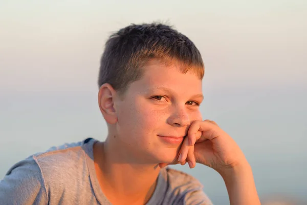 少年の肖像画 クローズアップ 日焼け 夜のショット — ストック写真