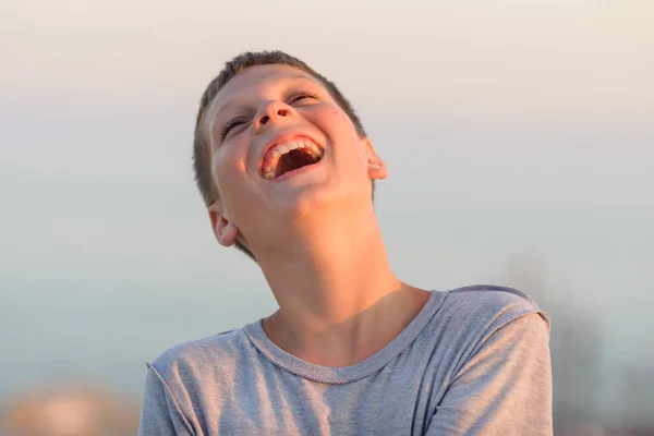 笑っている少年の肖像 クローズアップ 日焼け 夜のショット — ストック写真