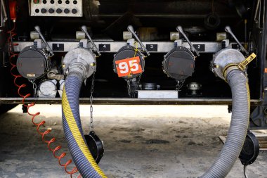 Benzin / yakıt doldurma sistemi bir benzin istasyonunun deposuna, hortumlara ve musluklara yakın çekim