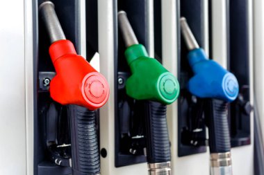 Benzin silahları. Kapatın. Kırmızıya odaklan..