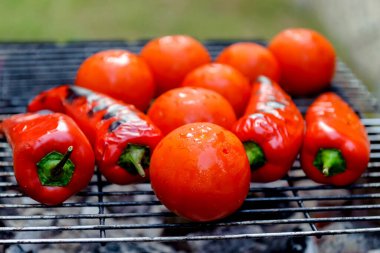 Domates ve tatlı biber kömürde pişirilir.
