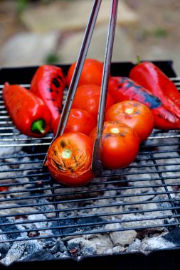 Domates ve tatlı biber kömürde pişirilir.