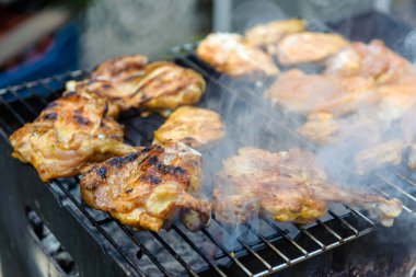 Tavuk bacakları kömürle hazırlandı.