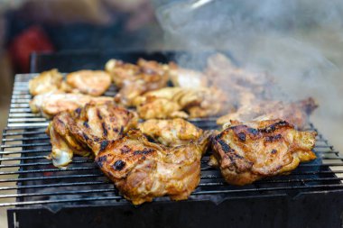 Kömürde pişirilmiş tavuk budu.