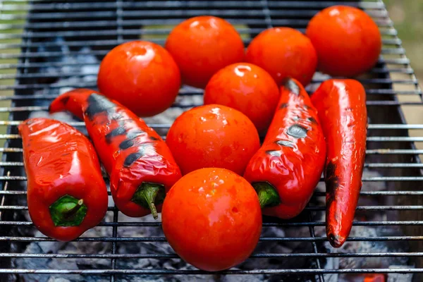 Tomates Pimentas Doces São Cozidos Carvão Vegetal — Fotografia de Stock