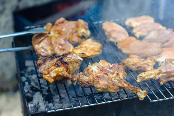 Les Cuisses Poulet Sont Préparées Charbon — Photo