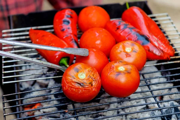 Homem Está Preparando Tomates Pimenta Doce Carvão — Fotografia de Stock