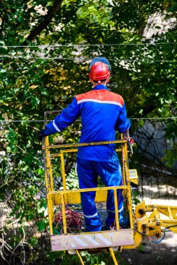 Asansördeki bir yükleyici kabloları tamir eder, bir kazayı ortadan kaldırır..