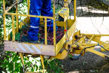 Asansördeki bir yükleyici kabloları tamir eder ve bir kazayı ortadan kaldırır. Yakın plan..
