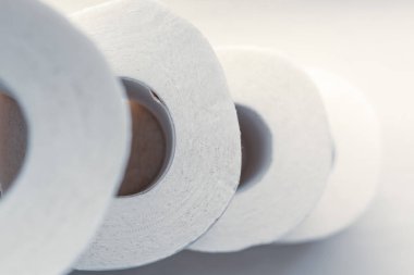 Beyaz tuvalet kağıdı rulolarından çıkan basamaklar. Üst görünüm.