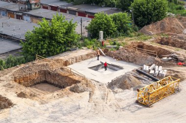 Çok katlı bir otoparkın inşaatı. Temeller dökülüyor.