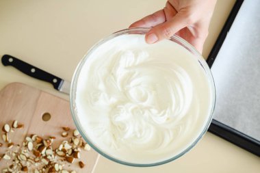 Kabı çırpılmış kremayla karıştırmak ve pişirme ve pişirme için aletler